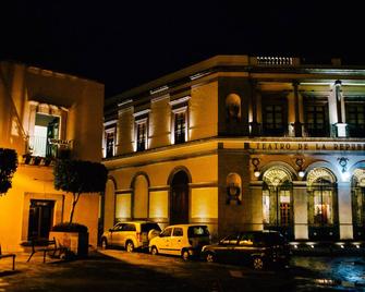 Department in front of the theater of the republic - Κερετάρο - Κτίριο