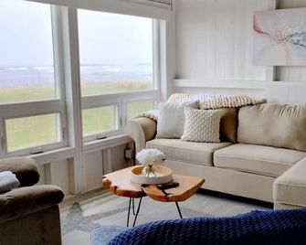 Charming 2-bedroom cottage on serene Popham Beach. - Phippsburg - Living room