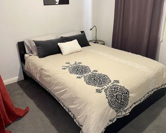 Amazing location, sleeps 5, gorgeous original Glebe terrace, great value! - Sydney - Bedroom