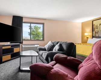 Super 8 by Wyndham Bourbonnais/Kankakee Area - Bourbonnais - Bedroom