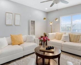 Leyla Pool Spa Min to Downtown Freeways Beaches - سان دييغو - غرفة معيشة