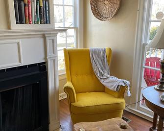 New! Cheerful cottage filled with art and books in the heart of Waxahachie - Waxahachie - Wohnzimmer