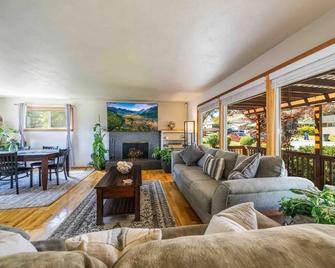 Cozy & Quiet with Saddlerock Views - Wenatchee - Living room