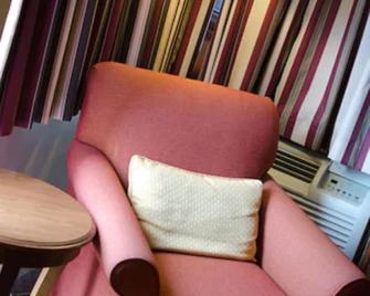 Lee High Motel - Fairfax - Living room