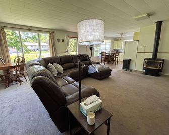 Affordable Sauble Beach Getaway - Sauble Beach - Living room
