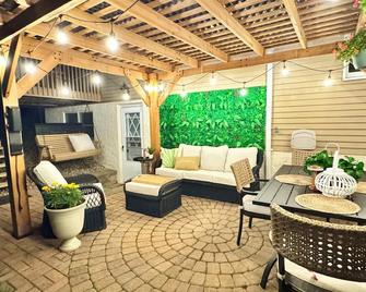 4-bdr house Boalsburg with AC, WiFi, Sauna and Bar 10 min from Beaver Stadium! - Boalsburg - Patio