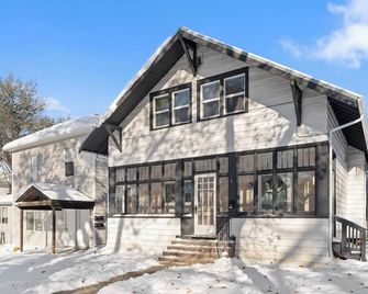 The Larks Nest - A Gem in a Tranquil Neighborhood - Great Falls - Building