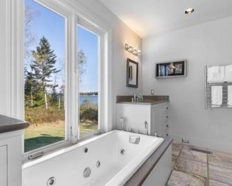 Chimerique on the Water - Tenants Harbor - Bathroom