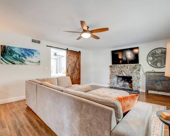 Charming home just minutes from downtown Redlands - Redlands - Living room