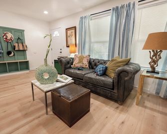 Vintage Inspired, Designer Home. Massive Sensory Studio - Los Angeles - Phòng khách