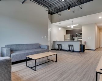 Walkable Bloomington Apartment Near Iu Campus! - Bloomington - Living room