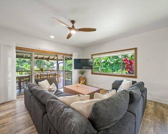 Kaunala Retreat | 4BR Oasis w/ Sauna, Lanai, Steps to Velzyland Beach - Haleiwa - Salon