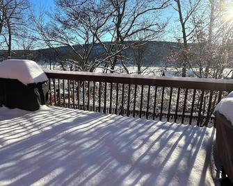 BillyMoe’s Bungalow, A low key 3 Bedroom house with lake view. - Greenwood Lake - Balcony