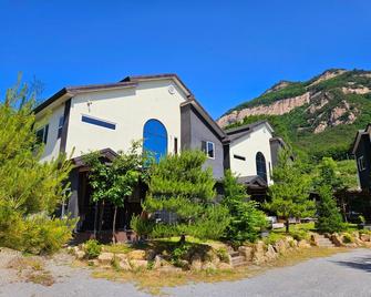 Poam Mountain Pool Villa Pension - Mungyeong - Edificio
