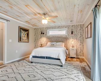 Tranquil Lakefront Cabin Fire Pit, Grill and Patio - Tomahawk - Bedroom