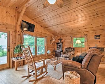 Cozy Amish Country Cabin on Shipshewana Lake! - Shipshewana - Living room