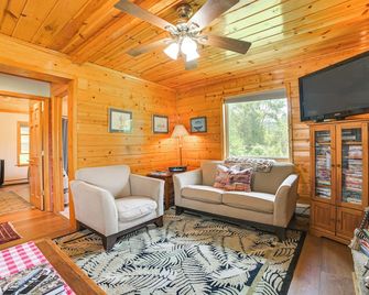Riverfront Cheboygan Cabin w/ Kayaks & Dock! - Cheboygan - Living room