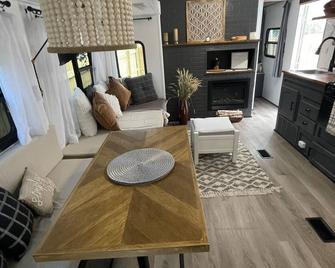 Delightful and cozy RV with outdoor space - St. Petersburg - Living room
