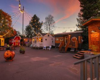 Tiny Digs - Hotel of Tiny Houses - Portland