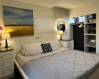 Cozy Home Conveniently Located with King Bed - Tacoma - Bedroom