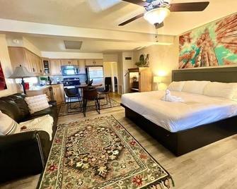SU15, Spacious studio with full kitchen, dining table and rock patio overlooking the lake! Hotel Room - Mount Ida - Habitación
