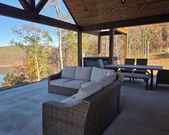 Cozy cabin atop 80 private acres w/ panoramic view of Greers Ferry Lake & Ozarks - Edgemont - Balcony