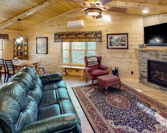 Blackbear Log Cabin - Morrisville - Living room