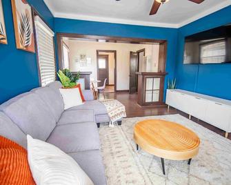 Sunny Retreat near San Diego Zoo, Beach & Downrown - San Diego - Living room