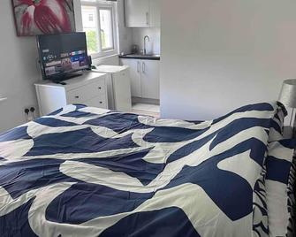 Remarkable Cozy 1-Bed Studio in Romford London Uk - Romford - Bedroom