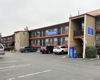 Motel 6 Portland Or Southeast - Portland - Building
