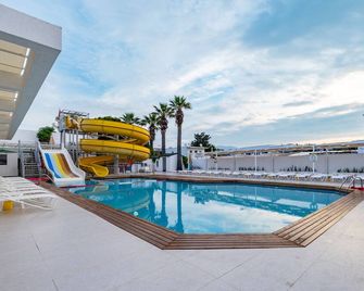 Petunya Beach Resort - בודרום - בריכה