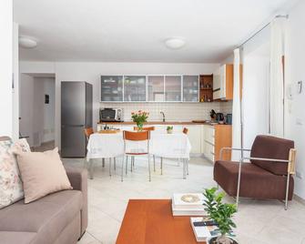 Spacious 3-Bedroom Apartment With Courty - Tempio Pausania - Sala de estar