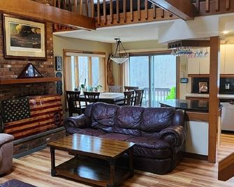 Mystic, Foxwoods, Beaches, Waterpark, Hells Kitchen! - North Stonington - Sala de estar