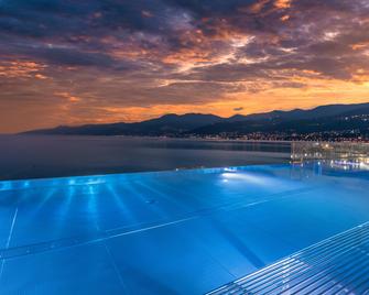 Hilton Rijeka Costabella Beach Resort & Spa - Rijeka - Piscina