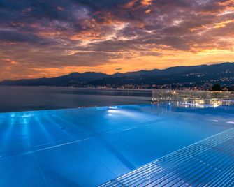 Hilton Rijeka Costabella Beach Resort & Spa - Rijeka - Piscina