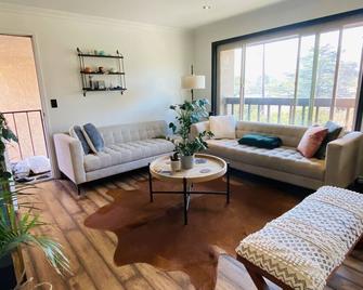 Stylish 2 bed 2 bath condo with a pool - Azusa - Living room