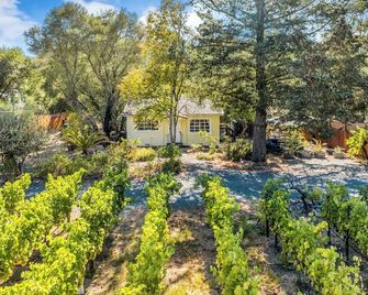 Grapevine Cottage by AvantStay Hobby Vineyard Firepit - Glen Ellen - Outdoor view