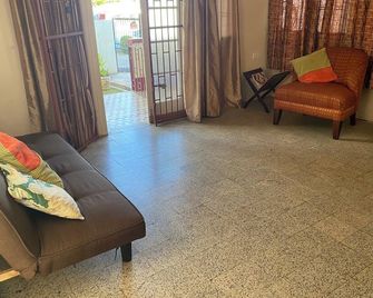 Safe and secure one bedroom house in residential Sanora Park, West of Glenco - Diego Martin - Sala de estar