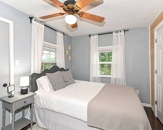 Noblesville Tiny House, Pet friendly, golf, kayaks, close to hiking, waterfront! - Noblesville - Bedroom