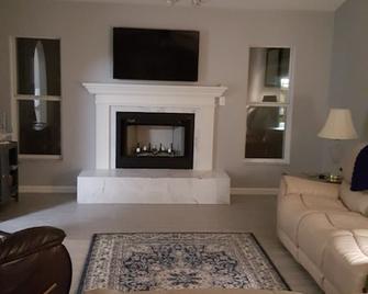 Waterfront Paradise,Center of the chain of Lakes 8 miles from Leesburg - Leesburg - Living room
