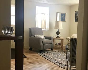 Lavender Cottage On Wall - Farmington - Stue