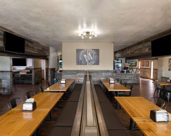 Super 8 by Wyndham Fort Bragg - פורט בראג - מסעדה