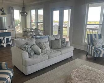 Beautiful camp in Angler Bay! Come enjoy the best of Hackberry. - Hackberry - Living room