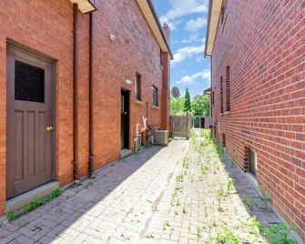 Cozy 1BR Lower Level Walking distance to shops - Richmond Hill - Будівля