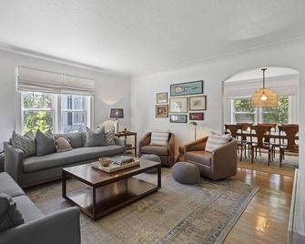 Cute House Near Lake Michigan, Bike Path, Restaurants, Ski Hills, & Shopping! - Petoskey - Living room