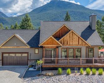Spacious | Hot Tub | Pet-Friendly | Mountain Views | Fire Pit | Golf - Invermere - Gebäude