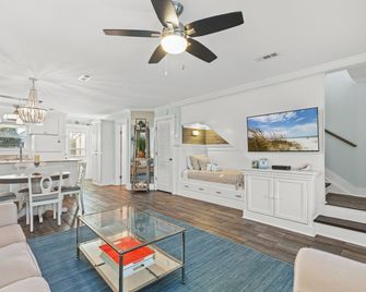 Searenity Awaits: 2-Bd, 2-Ba Coastal Escape! Perfect For 5! Pet Friendly! - Laguna Beach - Living room