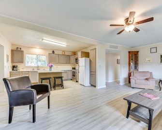 Pet-Friendly Camp Verde Home w/ Gas Grill! - Camp Verde - Huiskamer