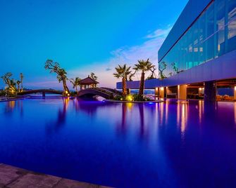 Fugo Hotel Samarinda (Bigmall) - Samarinda - Piscina