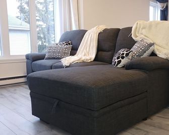 Charming 2-bedroom apartment with WiFi and AC in wonderful Vaudreuil-Dorion - Vaudreuil-Dorion - Sala de estar